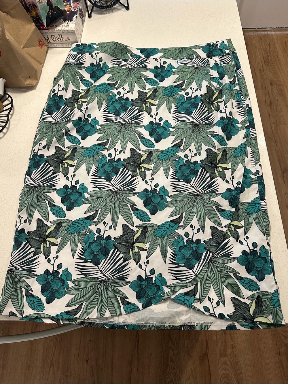 Hawaii Rip Skirt Length 3 Tropical Leaf & Floral Print Skirt in White and Green